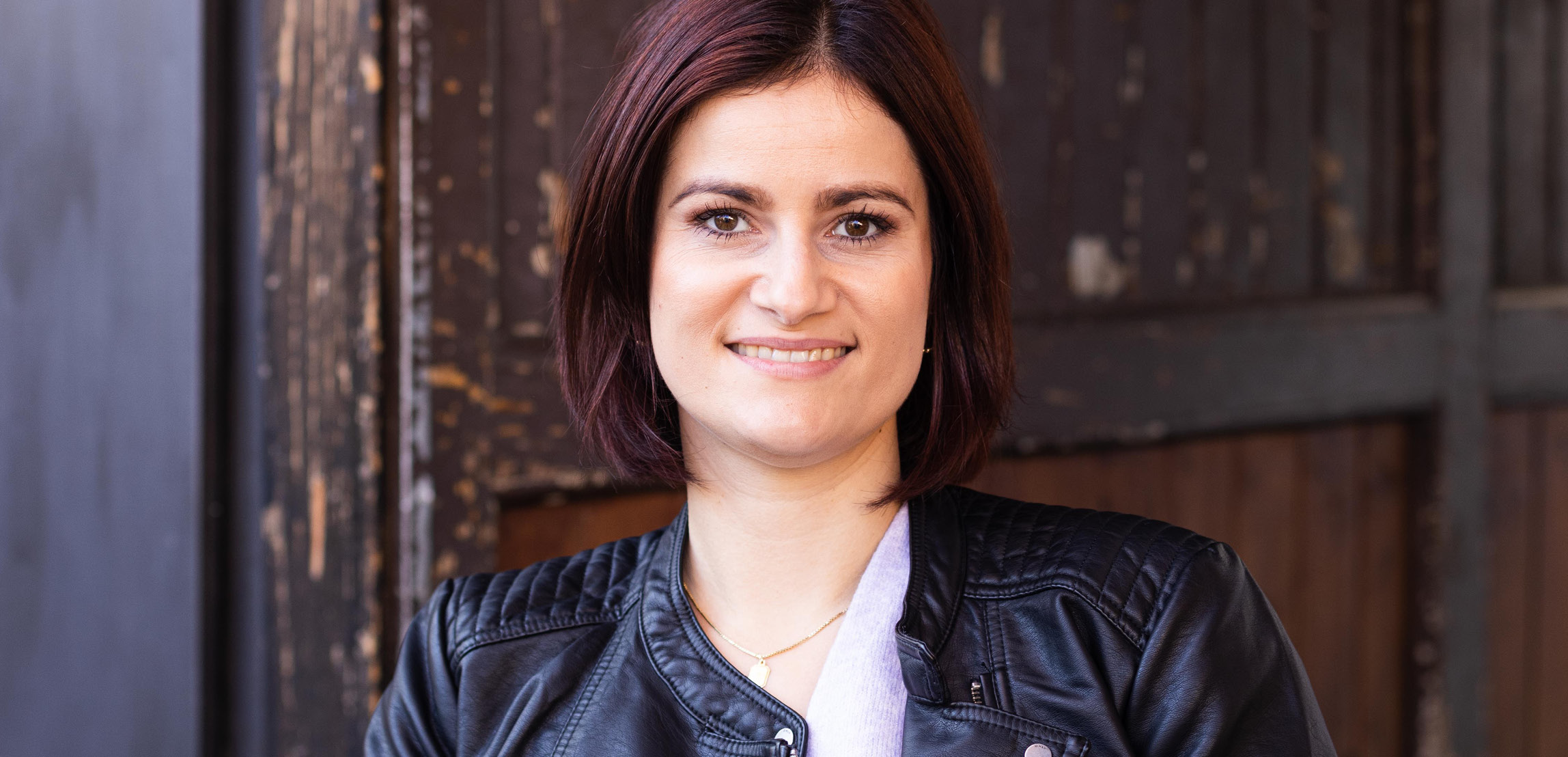 Tanja sitzend_querformat_551x266