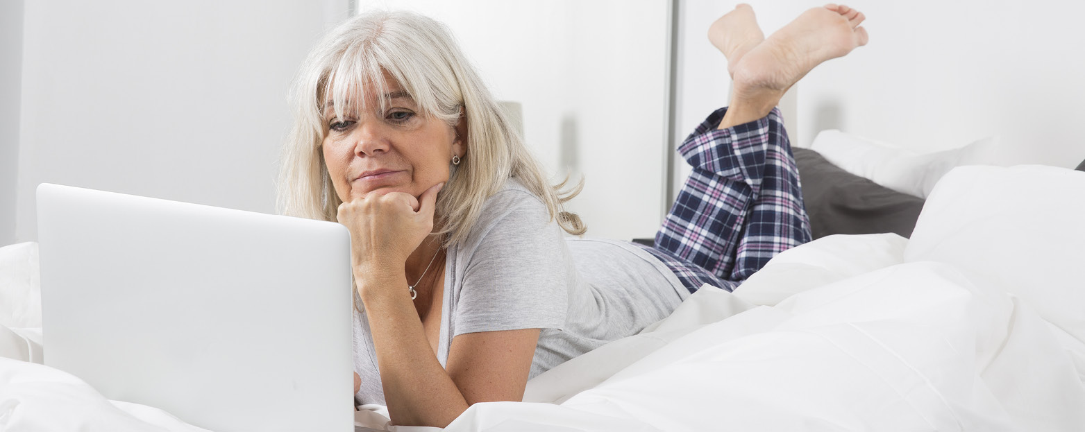 wir sind on_Frau mit Computer im Bett_750x299